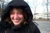 Jenny påväg att åka hemåt med bussen från Karlsborg